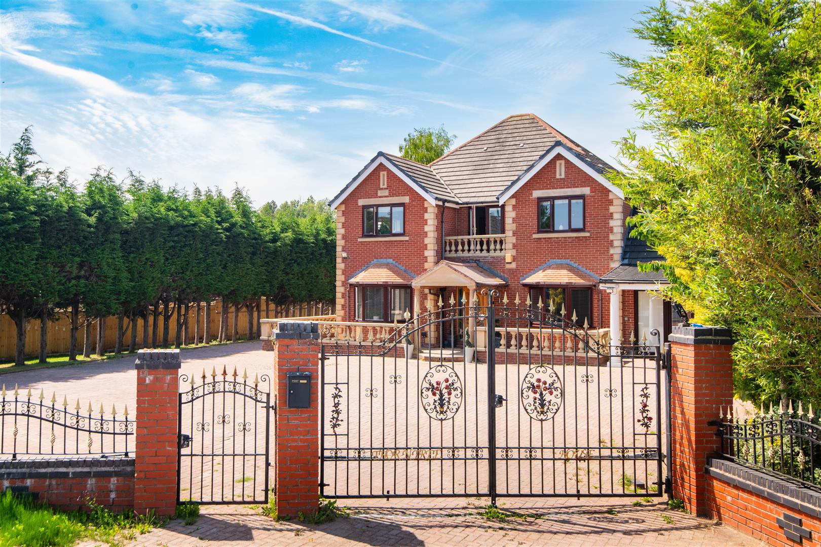 5 bed property in Wigan Road, Leyland